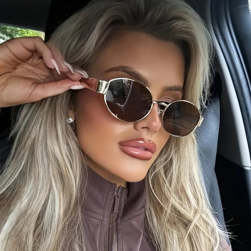 Lentes de sol de diseño redondo y montura de tono dorado para mujer
