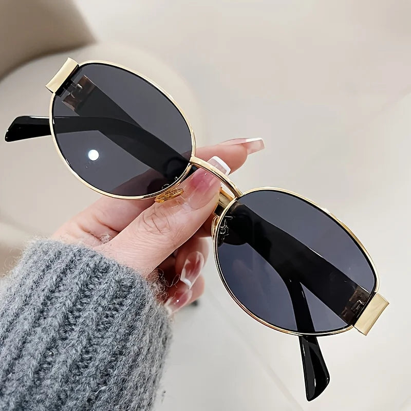 Lentes de sol de diseño redondo y montura de tono dorado para mujer